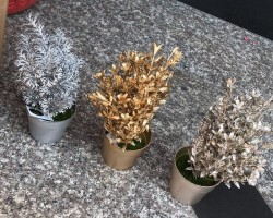 قوار ورد زينة مقاس 16 سم بلاستيك مع ورد لون فضي ذهبي برونزي